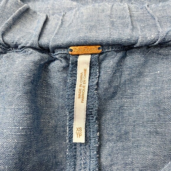 Free People Women's Chambray Top Show Some Shoulder 3/4 Sleeves size XS - Picture 6 of 8